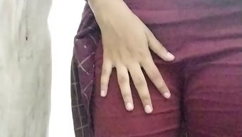 18岁的印度女孩享受...