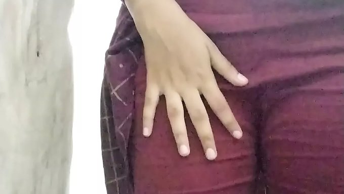 18岁的印度女孩享受自制自慰视频