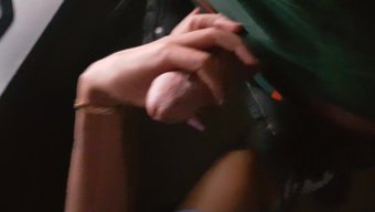 经过一夜的喝酒和挑逗...
