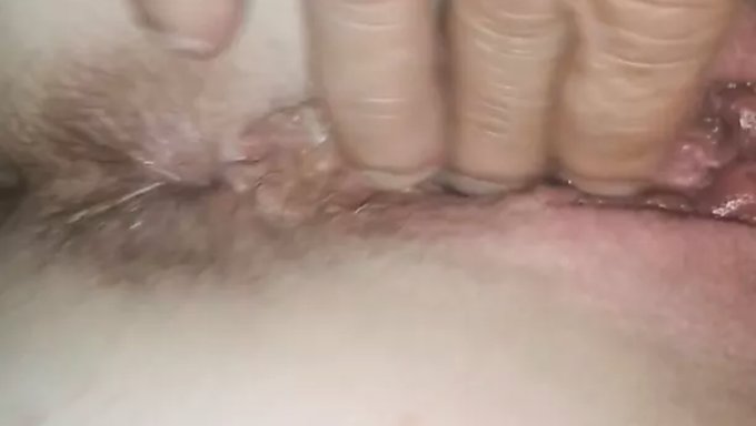 乳头在感性的按摩中玩耍和吃饭