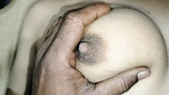 熟女的大天然乳房和屁...