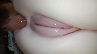 享受用玩具穿透伴侣后...