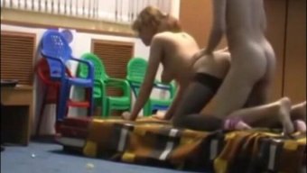 成熟的法国熟女享受裸...