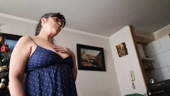 熟女给继子手淫并展示...