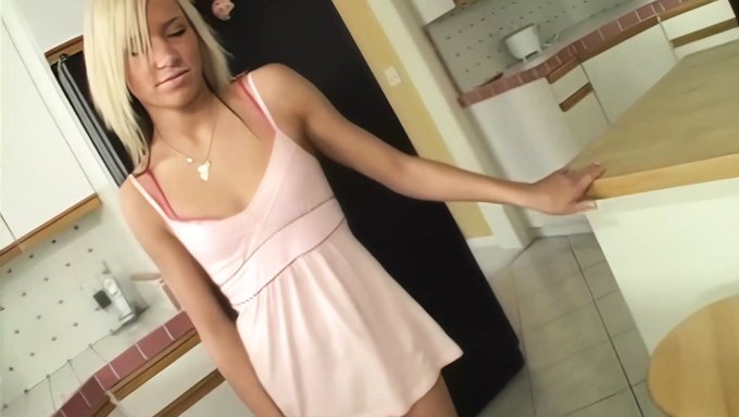 年轻女子给大鸡巴口交快感的pov视频