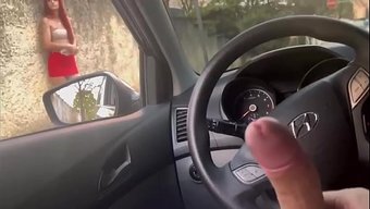 在公车站向一个性感的...