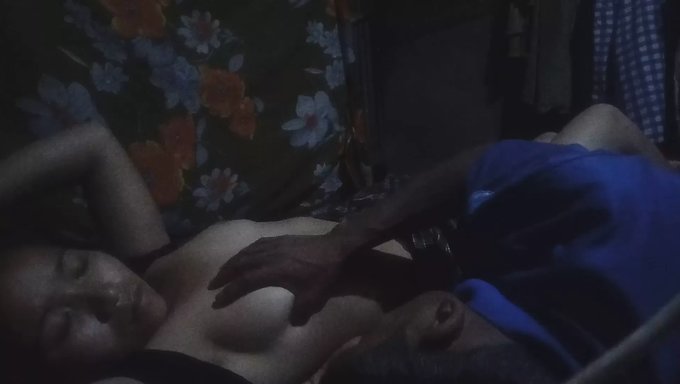 我的印度女友的继女是我的最爱,所以我给她打手枪,享受她的大胸部。