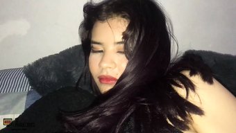 在继妹躺下时用她的大...