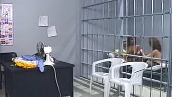 复古视频展示了坏女孩的动作