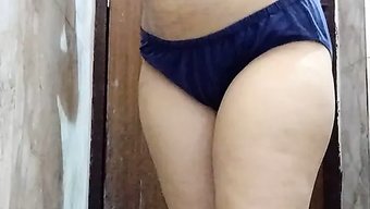 18岁的印度女孩在自...