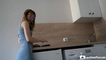 年轻女孩用假阳具和黄瓜自慰