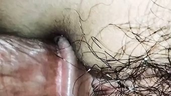 双性恋纹身少女享受手...