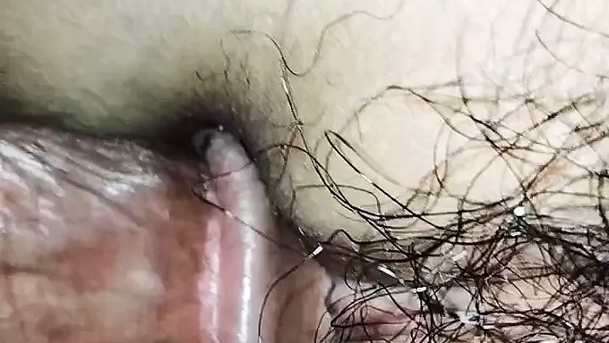 双性恋纹身少女享受手指游戏和裙底动作