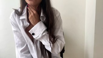 大奶少女穿着鱼网连裤袜自慰