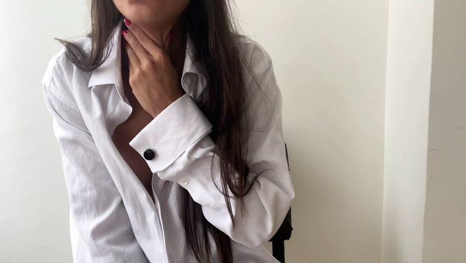 大奶少女穿着鱼网连裤袜自慰