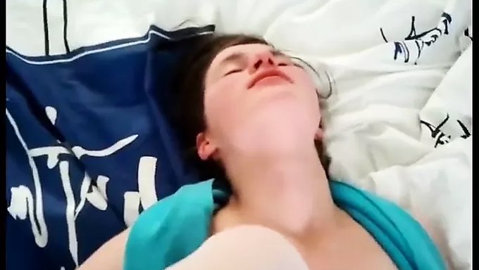 紧身阴道女友在自制视频中接受肛交