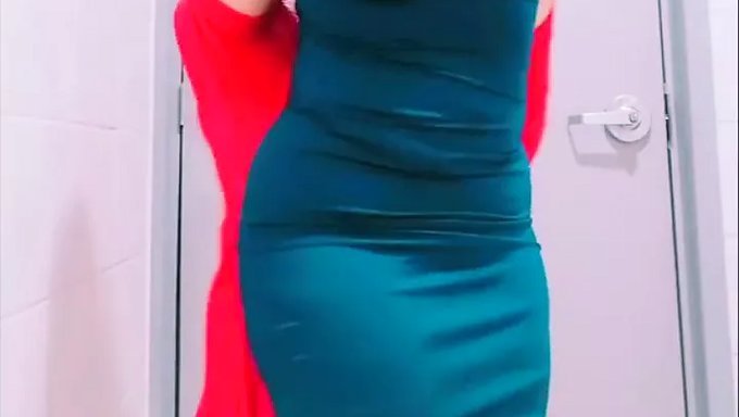丰满的熟女秘书在工作中脱光衣服