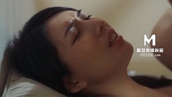 看一个性感的继妹在传...