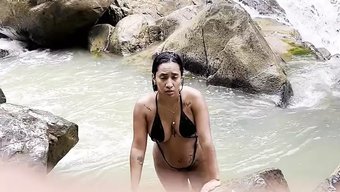 紧身的拉丁美女在河里...