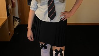 胸部丰满的熟女和少女...