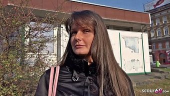 现金饥渴的少女维多利...