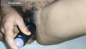 热辣的印度女人自慰并...