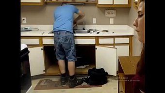 暴露狂女孩用暴露和诱...