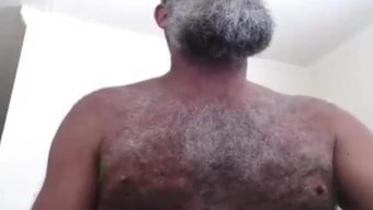 在这个独自自慰视频中...