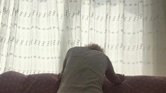 成熟女人热情地骑乘,...