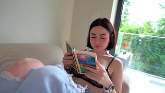 美丽的继妹在沙发上被...