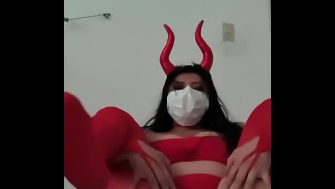 万圣节的魔鬼装扮,让我看起来像个调皮的。