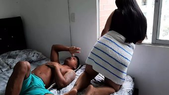 穿着内衣的继妹在我们...