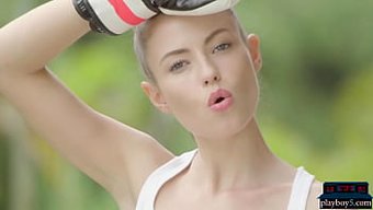 观看美丽的俄罗斯模特...