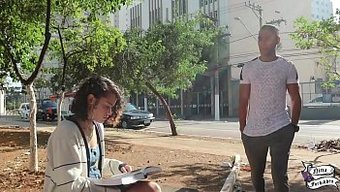 纹身美女在公园里被陌...