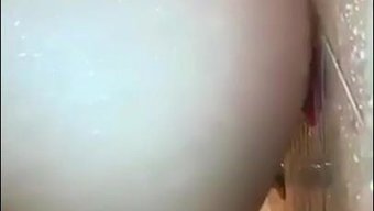 乔莉用她的玩具独自自慰