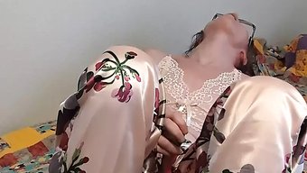 穿着睡衣的性感棕发女...