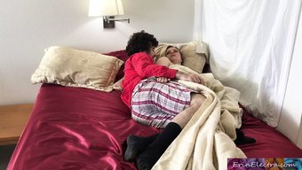 和淫荡的继母和继子在床上