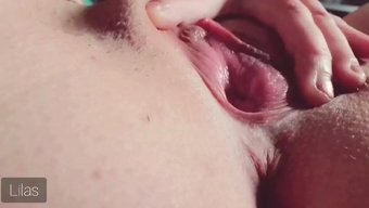 少女在独奏视频中自慰并射精