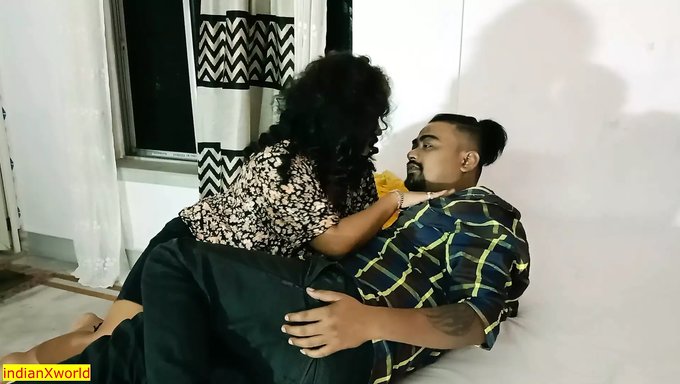 淘气的印度少女在硬核男女性爱视频中被内射!