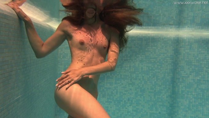 Irina Russaka在游泳池里展示她紧绷的身体和阴道