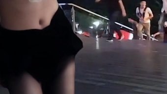 一位中国女性在公共场...