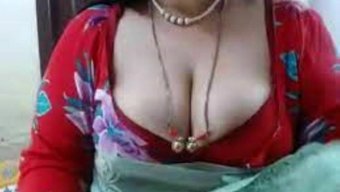 毛茸茸的亚洲少女从后...