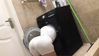 高清的继妹被洗衣机抓住了
