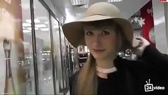 沙漠天使在公共场合被...