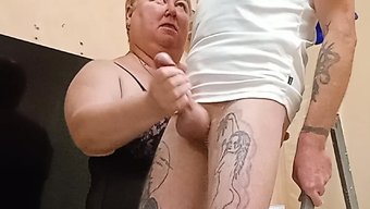 令人惊叹的熟女给她的...