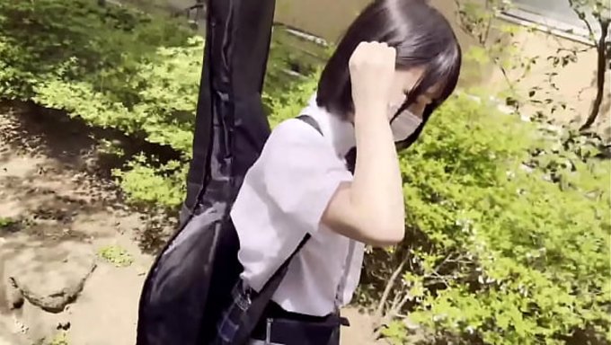 娇小的吉他手kana-Chan在轻音乐俱乐部里蒙上眼睛,玩得不亦乐乎。