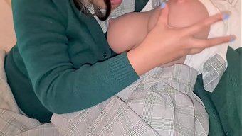娇小的学生和老师激情...