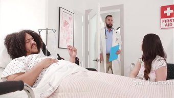 一个男人在医院里抓住...