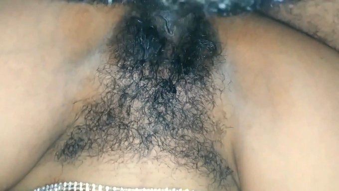 Radha Bhabhi的毛茸茸的阴户在清晰的音频视频中被操