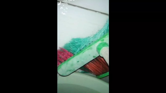 诱人的阿拉伯宝贝享受着一根又大又热的阴茎